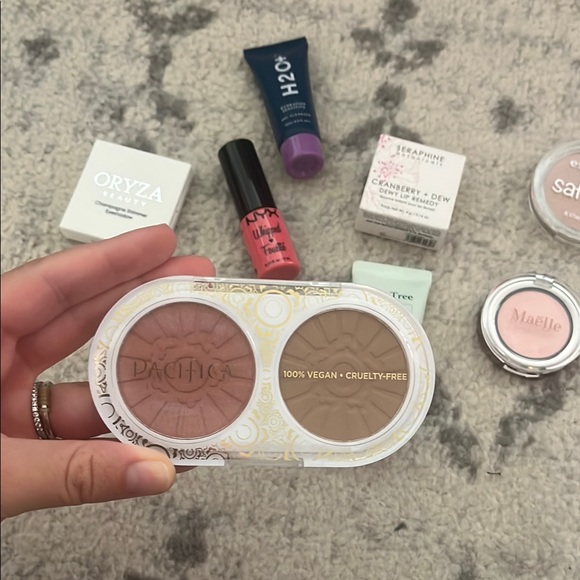 Makeup bundle - Picture 6 of 7